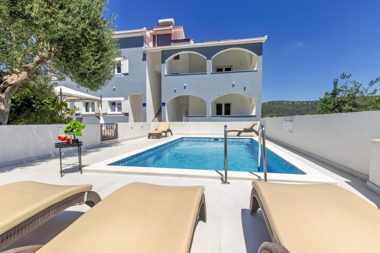 Villa Dalmatian Child With Swimming Pool, Close To The Beach Vinisce Luaran gambar